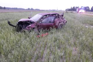 Olesno. 19-letni kierowca dachował w przydrożnym rowie. Całkowicie rozbił seata