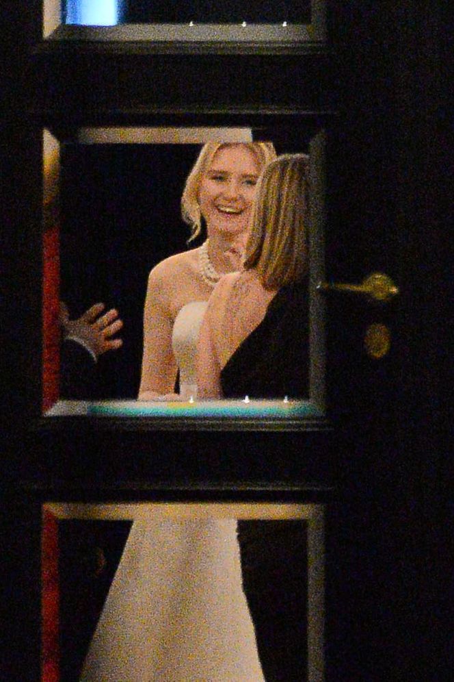 Porównaliśmy suknie ślubne córek prezydentów