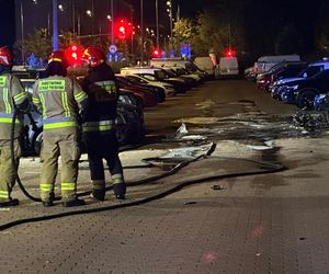 Makabryczny wypadek na Mokotowie. Motocyklista zderzył się z autem i wpadł na parking