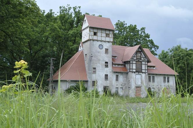 Zabytkowy dwór w Jankowie Pomorskim kolo Drawska Pomorskiego