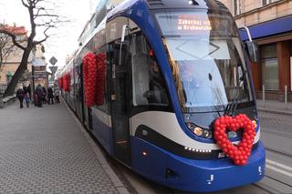 Walentynkowy tramwaj woził pasażerów po Krakowie. Trwa konkurs Zakochaj się w Krakowiaku [AUDIO, WIDEO]