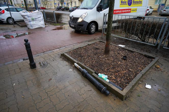 Niebezpieczne parkowanie na ul. Filtrowej w Warszawie