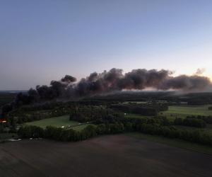 Kłęby czarnego dymu nad okolicą