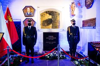Skromny grób Pawła Adamowicza. Tak pochowano prezydenta Gdańska 
