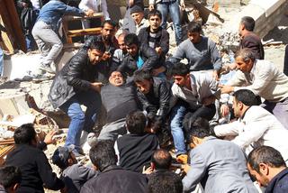 Trzęsienie ziemi w TURCJI. Nawet 1000 ZABITYCH, ludzie uwięzieni w zawalonych budynkach ZDJĘCIA