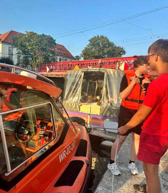 O krok od tragedii na Odrze we Wrocławiu. Kajakarze zderzyli się ze statkiem, jeden z nich wpadł do wody