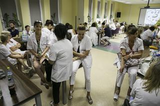 Pielęgniarki walczą o podwyżki, a dyrektorzy szpitali dostają gigantyczne nagrody 