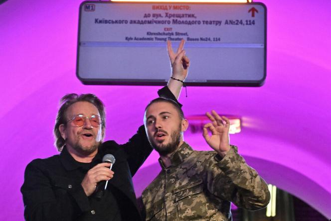 Bono zaśpiewał w kijowskim schronie! Gwiazdor przyleciał na Ukrainę niespodziewany koncert na zaproszenie zelenskiego
