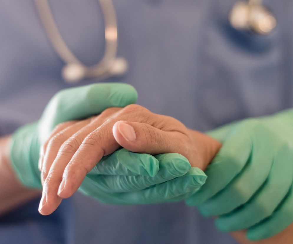 zbliżenie na dłonie lekarza i pacjenta