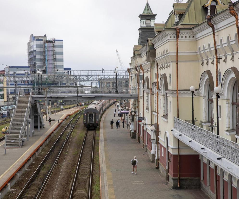 Pancerny pociąg do Rosji - żywe homary, modelki-konduktorki, skrzynki z winem