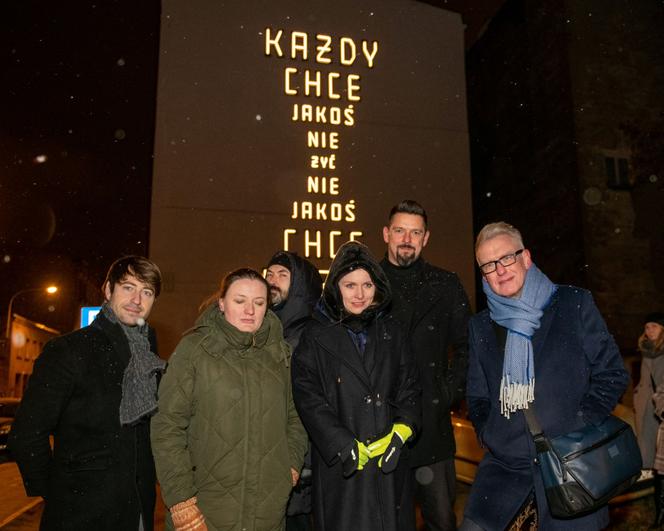 „Każdy chce jakoś nie żyć”. Nowy artystyczny neon w Łodzi