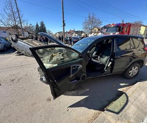 Emeryt wjechał w kobietę, która wsadzała dzieci do samochodu. Koszmarny wypadek pod Warszawą 