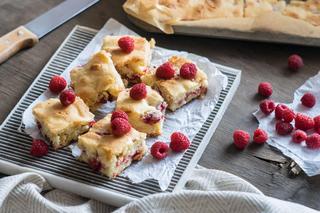 Zamiast brownie upiecz blondie. Wersja z malinami zaskakuje obłędnym smakiem 