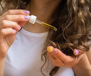 Twoje włosy pokochają ten prosty kosmetyk. Koniec z połamanymi końcówkami