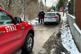 Pługosolarka zawisła na skarpie w Warszawie! Kierowca był kompletnie pijany