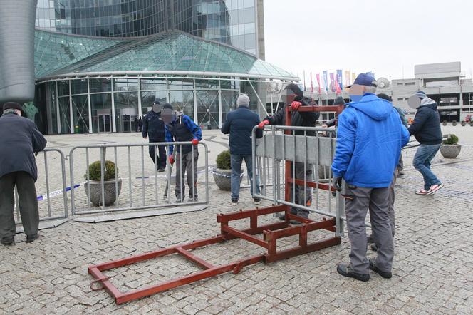 Siedziba TVP jak twierdza. Ustawiają barierki, szykują się na protesty