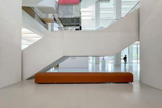 Czy przestrzenie na parterze MSN spełniają funkcje publiczne?