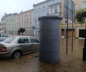 Zagrożenie powodziowe. Głuchołazy. Woda przelała się przez wały. Zalewa miasto