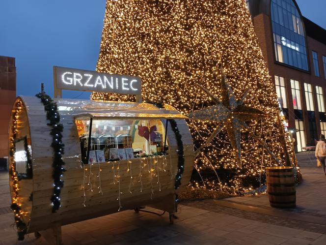 Grzaniec i kiełbasa z grilla drożej niż rok temu. Ile trzeba zapłacić za posiłek „z budki”?