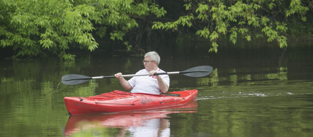 Ryszard Czarnecki spływa kajakiem rzeką Wkrą
