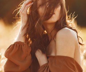 Pieczone kasztany w jesiennych stylizacjach. Ubrania w tym kolorze to zdecydowane must have sezonu