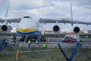 Największy samolot na świecie, Antonov 225 Mrija, wylądował na Okęciu! Przywiózł maseczki i kombinezony! [GALERIA]