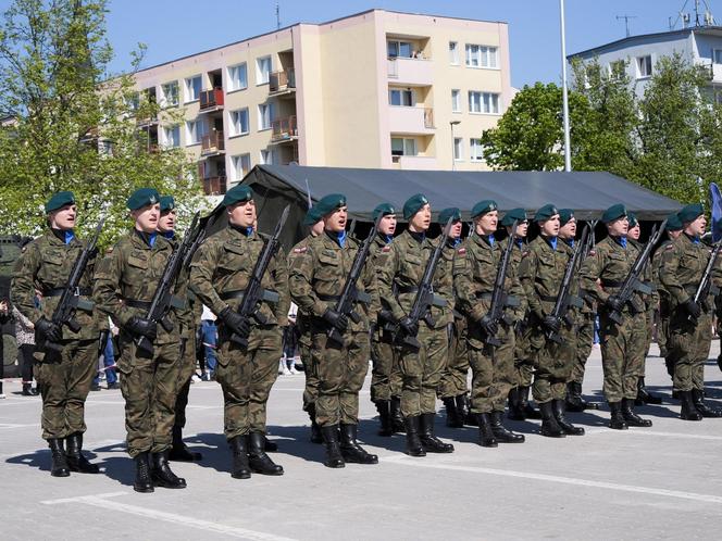 Ponad stu żołnierzy na Placu Solidarności w Olsztynie. Złożyli uroczystą przysięgę [ZDJĘCIA]