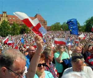 Manifestacja 4 czerwca na placu Solidarności w Szczecinie