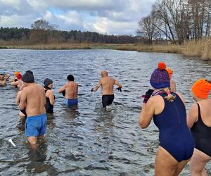 Pogoda na kąpiele robi się coraz lepsza! Morsy z woj. lubelskiego z przyjemnością wskakują do wody