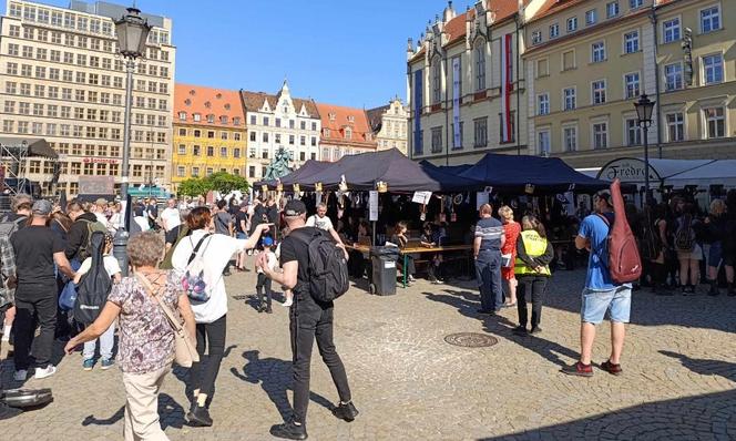 Gitarowy Rekord Świata 2024 we Wrocławiu rozpoczęty! Tak od samego rana wygląda teraz Rynek 