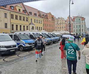 Gorąco przed finałem Ligii Konferencji we Wrocławiu. Tysiące kibiców na Rynku 