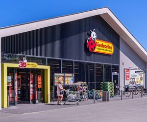 Biedronka wyprzedaje magazyny. Ludzie wychodzą z pełnymi koszykami