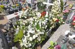 Setki białych kwiatów na grobie Marcela i znicz od rodziców ze wzruszającą inskrypcją