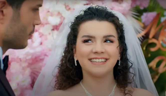 Melis ogłosi, że jest w ciąży z Egem i w ten sposób zmusi go do ślubu.