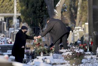Prezes Jarosław Kaczyński odwiedza symboliczny grób brata. Zabrał się za poważne porządki [ZDJĘCIA]