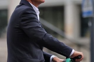  Petru śmiga na hulajnodze 