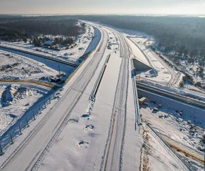 Autostrada A2 do Siedlec z lotu ptaka w ziomowej scenerii 