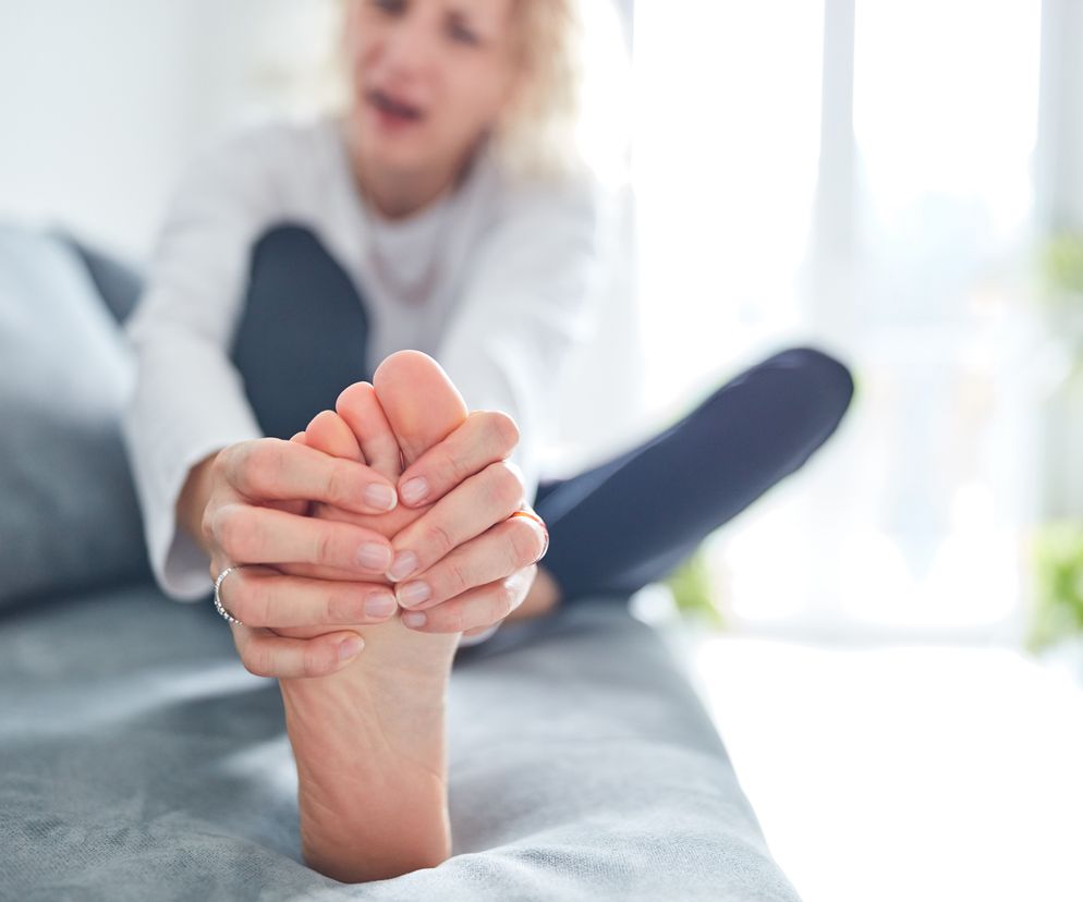 Kobieta rozmasowuje drętwiejącą stopę