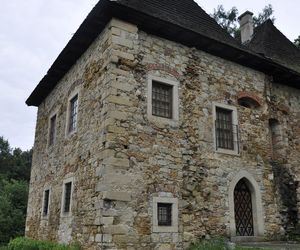 To jedyny taki dwór obronny w Małopolsce. Znajduje się w dawnej szlacheckiej wsi 