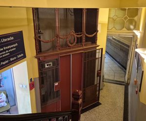 To najstarsza winda w Olsztynie. Jest jedną z najstarszych w Europie