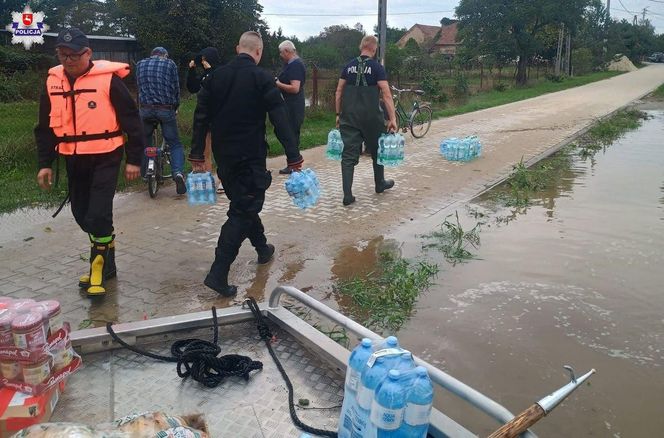 Policjanci z woj. lubelskiego pomagają mieszkańcom na Dolnym Śląsku