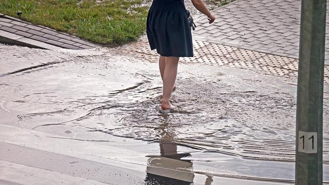 Intensywne opady deszczu w Białymstoku. Zalane są niektóre ulice