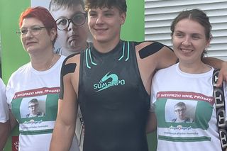 Damian płynie 100 km bez przerwy, aby pomóc Adasiowi!