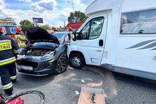 Koszmarny wypadek w kierunku Marek. Kobieta z obrażeniami klatki piersiowej trafiła do szpitala