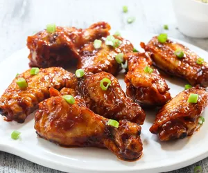 Skrzydełka w cydrze. Przepis na soczystego kurczaka z nutą słodyczy