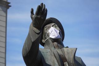 Pomniki na Śląsku z maskami ochronnymi. Zakrywanie twarzy obowiązkowe [ZDJĘCIA]