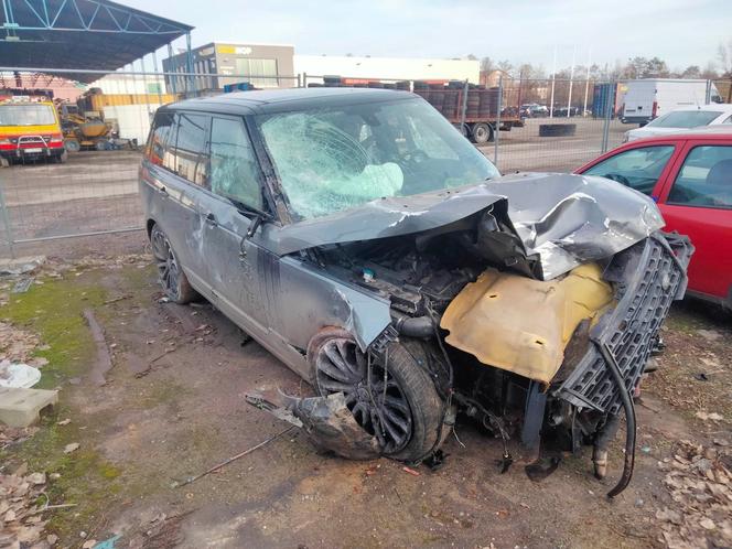 Ściął słup, zniszczył ogrodzenie i zniknął! Policja wciąż nie zna personaliów kierowcy 