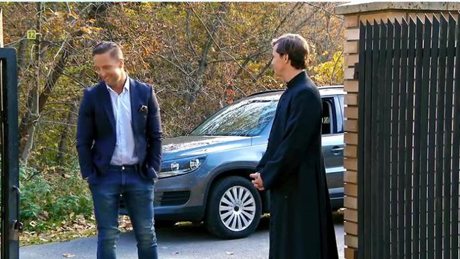 Barwy szczęścia odc. 2021. ksiądz Tadeusz (Jakub Mróz), Sebastian (Kacper Krupski)