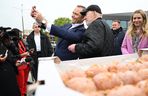 Karol Nawrocki w Gdańsku rozdawał pączki