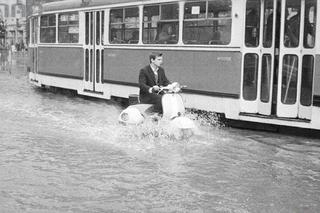 Jak wyglądała zalana stolica w 1968? Te zdjęcia robią wrażenie! [FOTO]
